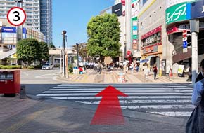 西口1Fに降りたら、目の前の歩道を直進します。