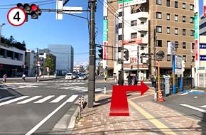 1つ目の信号(所沢駅西口入口)で横断歩道を渡り、右折直進します。