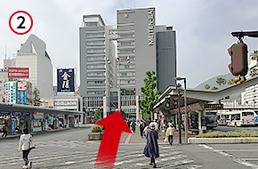 右折して横断歩道を渡り、バスターミナルを通り抜けます。