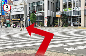 横断歩道を渡り、「ホテルサンルート徳島」がある角を左折して、道なりに進みます。