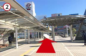 豊橋駅東口駅前広場ペデストリアンデッキを渡ります。