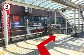 駅前大通（北）方面の階段を下ります。