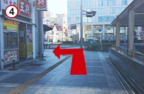 道なりに左折し、市電が走る駅前大通り沿いを直進します。