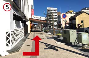 西宿通りを左折します。