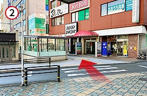 横断歩道を渡り、そのまましばらく直進します。