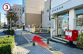 津駅前郵便局を右手に、直進します。