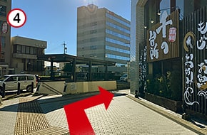 津駅入口の交差点を、そのまま道なりに右に曲がり、しばらく直進します。