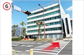 栄町二南の信号に着いたら、日進三重ビル側に横断歩道を渡ります。
正面の日進三重ビルが目的地です。