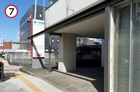 ビルの中に入り、エレベーターで4階へお越しください。