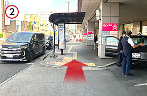 西口を出たら右折し、東武宇都宮百貨店沿いに進みます。