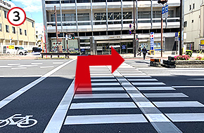T字路で横断歩道を渡ってから右折し、常陽銀行宇都宮支店沿いに進みます。