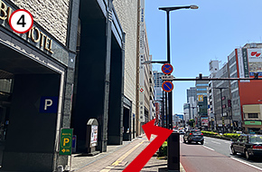 道沿い左手にある「宇都宮NIビル」の8階です。