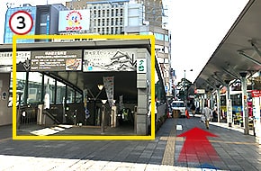 出て右前方にある地下道には入らず、その右側を直進します。