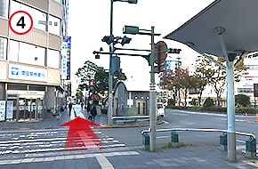 けやき大通りに沿って、そのまま直進してください。