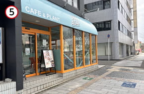 飲食店を通り過ぎて、すぐの建物です。