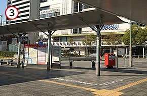 出て右手にある、バス停を利用します。