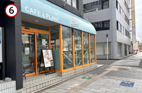 飲食店を通り過ぎて、すぐの建物です。