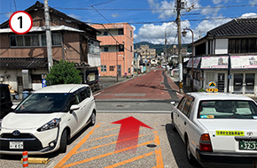 湯田温泉駅から出て直進します。