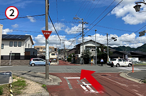 交差点を直進します。