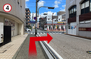 交差点を渡って右折します。