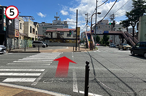 そのまま直進してください。