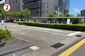 東側駐車場、または北側駐車場をご利用ください。