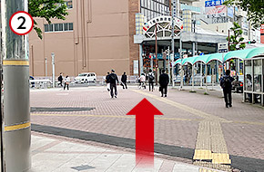 「一番街商店街」のアーケードがある方向に進みます。
