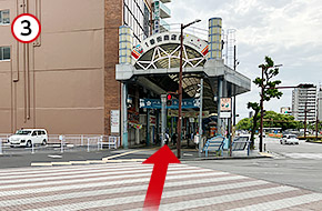 信号を渡り、「一番街商店街」のアーケード内に入ります。