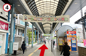 中央通り沿いに、「一番街商店街」のアーケードを直進します。