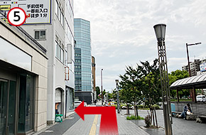 アーケードを出た後も、大通り(国道1号線)が見えてくるまで、中央通り沿いに直進を続けます。信号を渡る直前の角にある、四日市MNビルが目的地です。