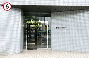 中央通り沿いの正面玄関から入り、3階へお越しください。