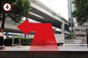 出口を出て左へ進みます。