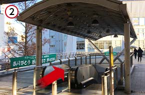 東口の広場「Yデッキ」から、エスカレーターを利用して1階へ下ります。