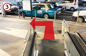 エスカレーターを下りたら左に曲がります。