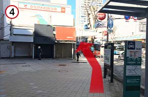 道なりにまっすぐ進みます。