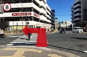 郵便局を通り過ぎますと、立体駐車場が見えてきますので、横断歩道を渡り、左折します。