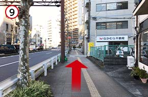 道なりに直進します。