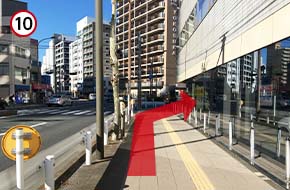 突き当りを右に曲がります。