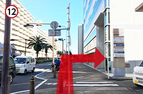 右手にある「ニッセイ横須賀センタービル」の入り口から、エレベーターで2階までお越しください。