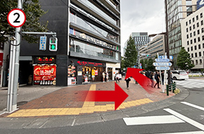 「俺の焼肉」と 「俺のフレンチ・イタリアン」を左手に、矢印の方向へ進み、5分ほど歩きます。