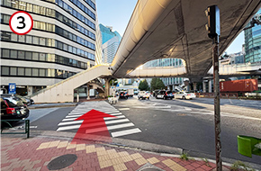 歩道橋が見えたら、横断歩道を渡ります。