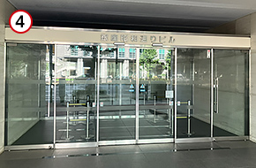 横断歩道を渡った先にある「銀座昭和通りビル」の4階です。