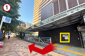 都営地下鉄「築地市場」駅の「A3出口」を出て、歩道を右方向に歩き始めます。