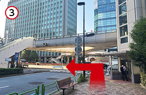 歩道橋が見えたら、横断歩道を渡ります。