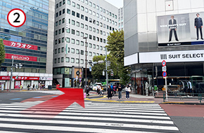 目の前の横断歩道を渡り、直進します。