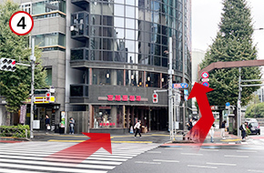 横断歩道を渡り、さらに道なりに進みます。