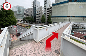 歩道橋を上ったら、右に曲がります。