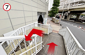 歩道橋で道路を横断したら、矢印の方向に、歩道橋を下ります。