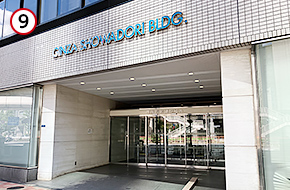 右手にある「銀座昭和通りビル」の4階です。