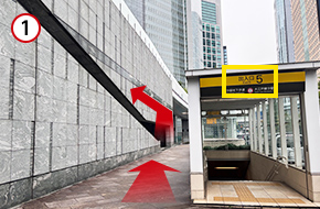 都営大江戸線「汐留」駅の「出入口5」を出て、すぐ横の建物の階段を上ります。